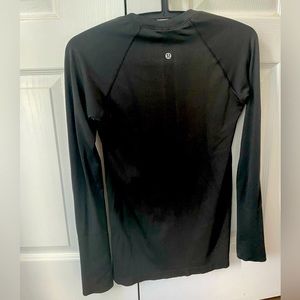 Swiftly Tech Long Sleeve Shirt
size 6)